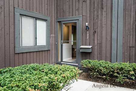 127 Balmoral Ct Kalamazoo, MI 49006