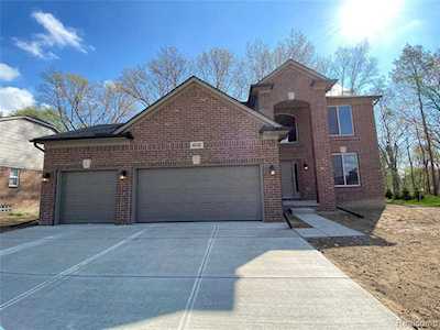 21928 Rustic Macomb, MI 48044