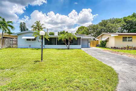 8110 NW 13th St Pembroke Pines, FL 33024