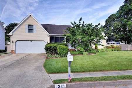 1317 Hawaiian Dr Virginia Beach, VA 23454
