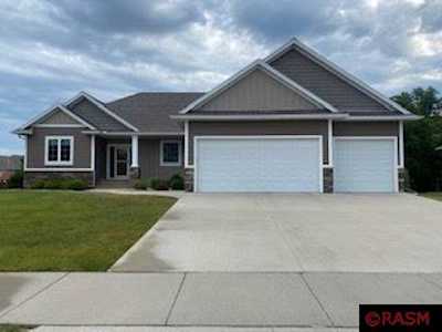 14 Danbury Ct North Mankato, MN 56003
