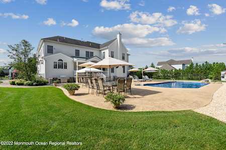 9 Ethan Dr Farmingdale, NJ 07727