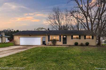 7215 Pontiac Lake Rd Waterford Twp, MI 48327