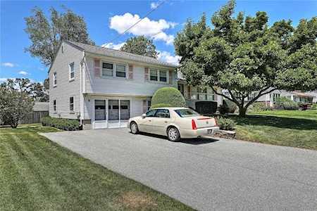 93 Woodmont Dr Cranston, RI 02920