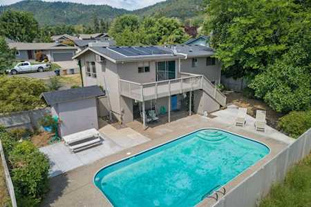 1027 NE Pepperwood Dr Grants Pass, OR 97526