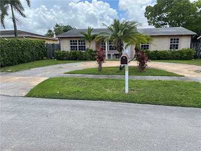 418 SW 80th Terrace North Lauderdale, FL 33068