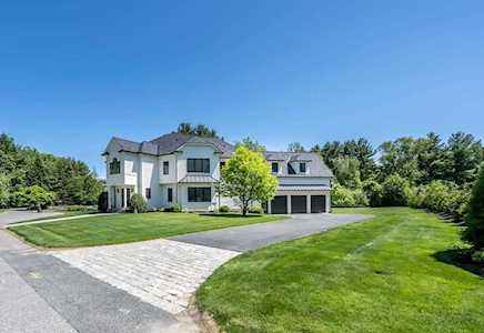 15 Carriage Chase Rd North Andover, MA 01845