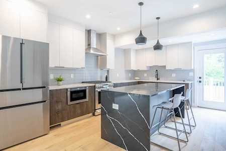 82-1 Willow Ave #1 Somerville, MA 02143