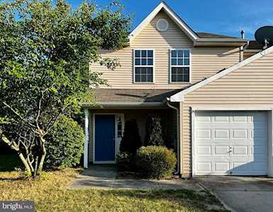25 Meadowrue Ln Sicklerville, NJ 08081