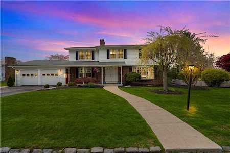 83 Freedom Dr Cranston, RI 02920
