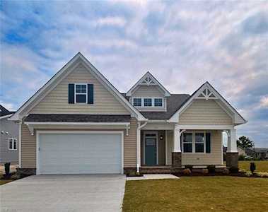 611 Hayes Dr Chesapeake, VA 23320