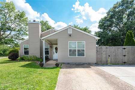 1017 S Scarlet Oak Ct Chesapeake, VA 23320