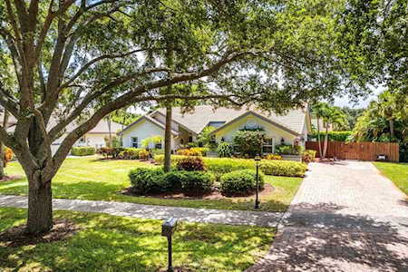 2220 Rabbit Hollowe Circle Delray Beach, FL 33445