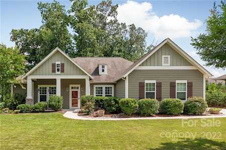 4520 Sunprince Dr Harrisburg, NC 28075