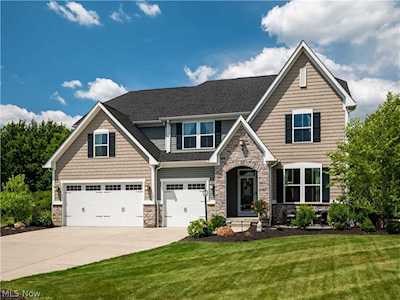 3084 Fairview Dr Avon, OH 44011