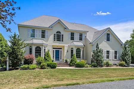 28 Mohawk Path Holliston, MA 01746