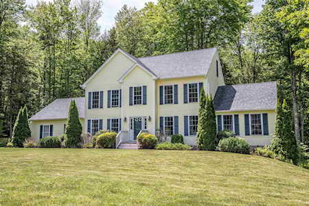 2 Sherry Ln Raymond, NH 03077