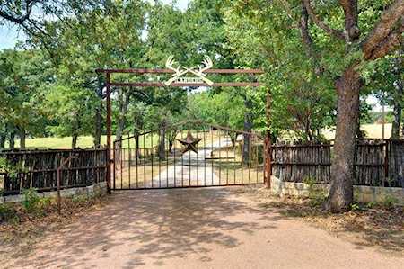 7600 County Road 409 Grandview, TX 76050