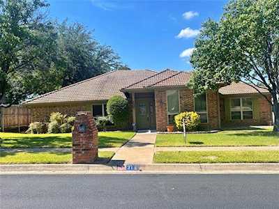 312 Blue Quail Court Bedford, TX 76021