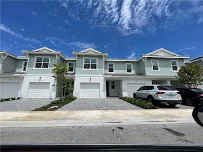 536 Sanderling Cir Deerfield Beach, FL 33442
