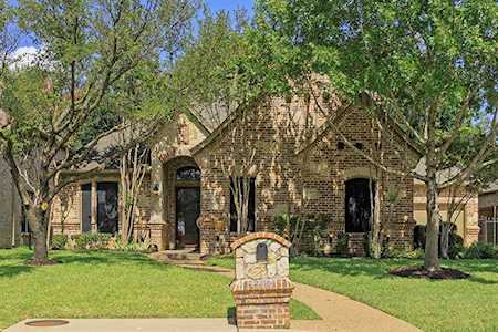 2216 Farrington Lane Hurst, TX 76054