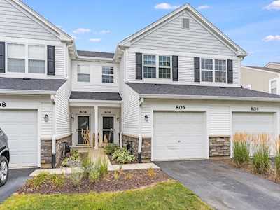 806 Woodewind Dr Naperville, IL 60563