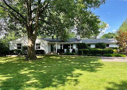 2 Carole Ln Frontenac, MO 63131