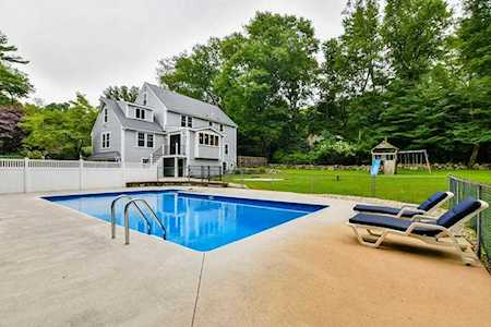 4 Valentine Dr Norfolk, MA 02056