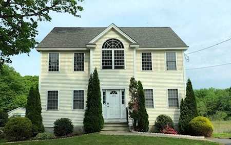124 Dingwell St Lowell, MA 01851