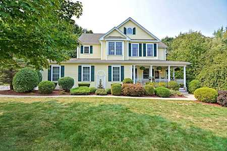 4 Country Club Ln Hopedale, MA 01747