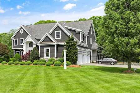 4 Nipmuc Ln Southborough, MA 01772