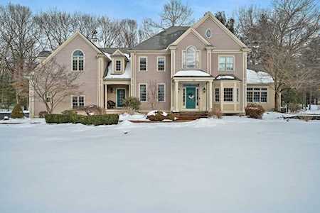182 Deerfield Ln Hanover, MA 02339