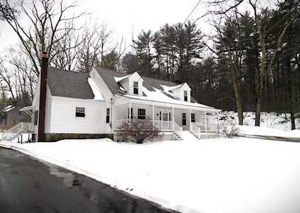 63 Maple St Douglas, MA 01516