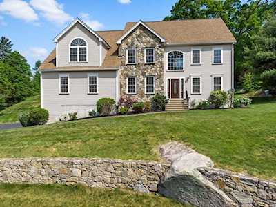 227 Shining Rock Dr Northbridge, MA 01534