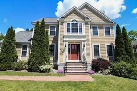 105 Meadow Creek Dr Dracut, MA 01826