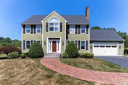 9 Sandy Pond Ln Easton, MA 02356