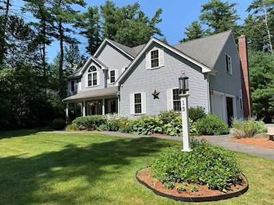 15 Robbins Ln Lakeville, MA 02347