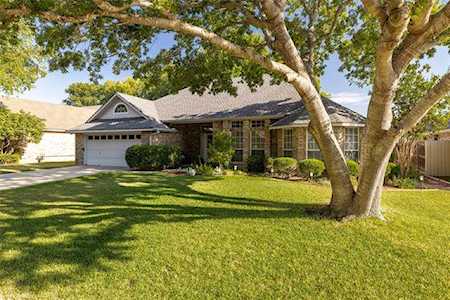 8232 Saddlebrook Drive Benbrook, TX 76116