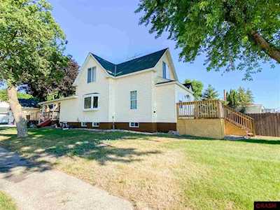 212 E Mill St Winthrop, MN 55396