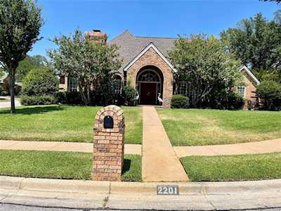 2201 Edgewater Court Bedford, TX 76021