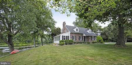 22 Laytons Lake Dr Carneys Point, NJ 08069