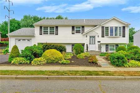 62 Valleybrook Dr East Providence, RI 02914