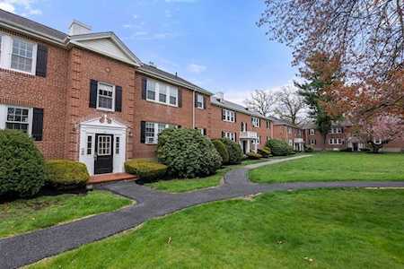 33 Hammond Pond Pkwy #1 Newton, MA 02467