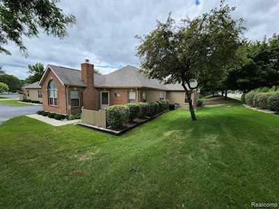 625 Perry Creek Dr Grand Blanc, MI 48439