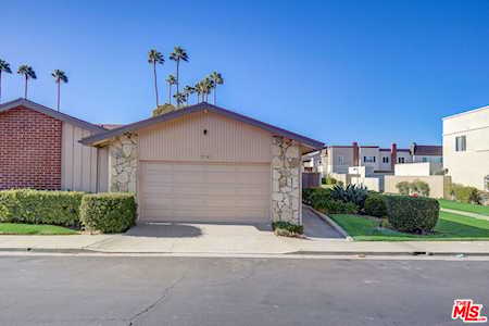 9785 Verde Mar Dr Huntington Beach, CA 92646