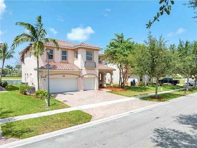 550 Cresta Cir West Palm Beach, FL 33413