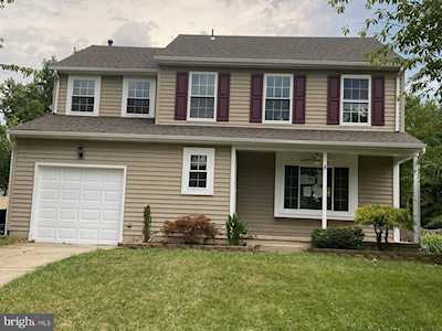 8 Brandon Ct Sicklerville, NJ 08081