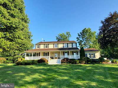 19978 Woodtrail Rd Round Hill, VA 20141