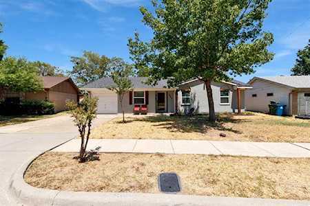 425 Sweetbriar Drive Lewisville, TX 75067