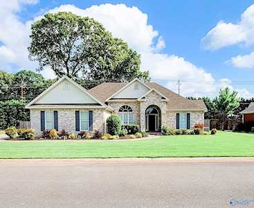 1807 Woodside Drive Muscle Shoals, AL 35661